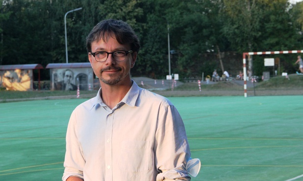 Daniel Rogala opowiada o Przystanku Cooltura. W tle pomalowane przystanki i pamptrack.