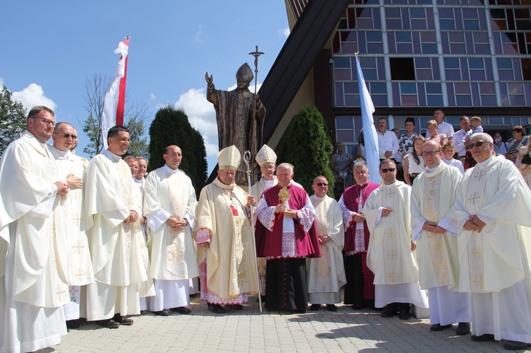 Stawisza. Poświęcenie pomnika i kaplicy św. Jana Pawła II