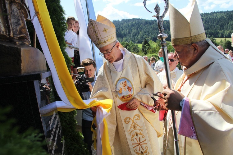 Stawisza. Poświęcenie pomnika i kaplicy św. Jana Pawła II