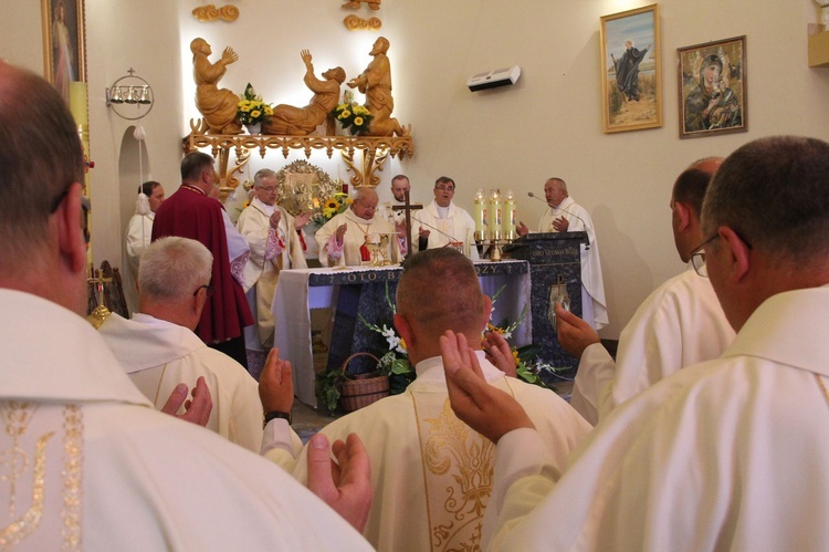 Stawisza. Poświęcenie pomnika i kaplicy św. Jana Pawła II