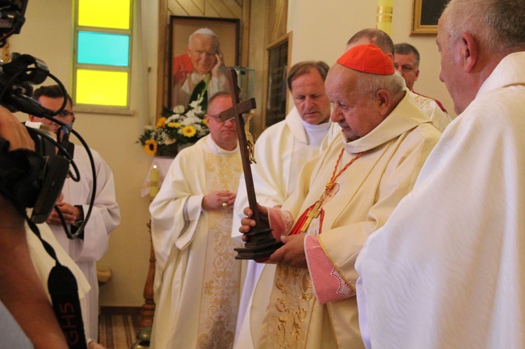 Stawisza. Poświęcenie pomnika i kaplicy św. Jana Pawła II