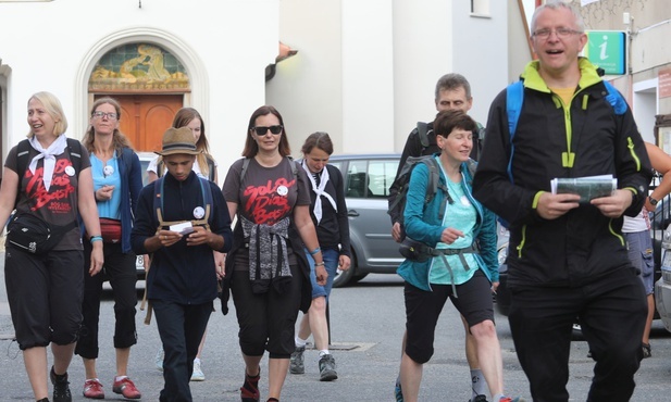 Wyruszyli w drogę pod przewodnictwem ks. Grzegorza Strządały.