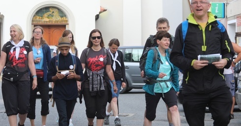 Wyruszyli w drogę pod przewodnictwem ks. Grzegorza Strządały.