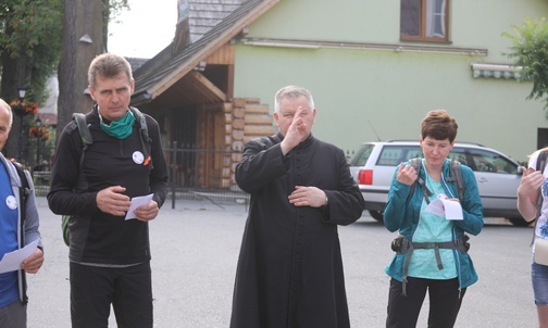 Błogosławieństwa pątnikom udzielił ks. kan. Tadeusz Pietrzyk, proboszcz i dziekan istebniański.