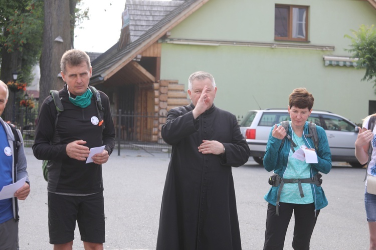 Błogosławieństwa pątnikom udzielił ks. kan. Tadeusz Pietrzyk, proboszcz i dziekan istebniański.