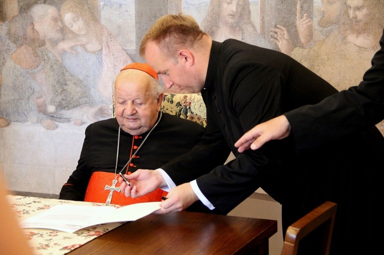 Bobowa. Przekazanie relikwii św. Jana Pawła II