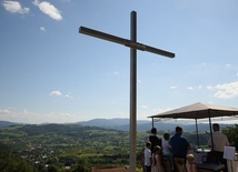 Kiedy jedni profanują krzyż, inni go stawiają. I to jest nadzieja!