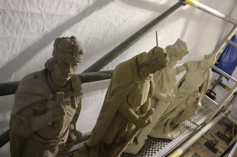 Renowacja sarkofagów królewskich Władysława Łokietka i Władysława Warneńczyka