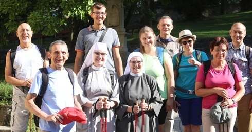 Cieszyńska grupka pielgrzymów przed wyruszeniem w drogę spod kościoła św. Jerzego