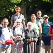 Cieszyńska grupka pielgrzymów przed wyruszeniem w drogę spod kościoła św. Jerzego