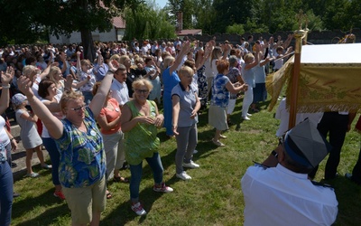 Pątnicy, którzy w ubiegłych latach przybywali do Jarosławic, zaznaczali swą obecność na odpustowej Sumie radosnym śpiewem i tańcem.