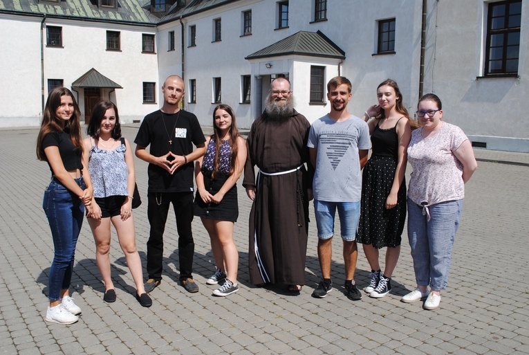 Uczestnicy rekolekcji przed klasztorem.