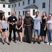 Uczestnicy rekolekcji przed klasztorem.