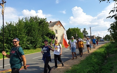 Oświęcimska delegacja za krzyżem zmierza ku Jasnej Górze.