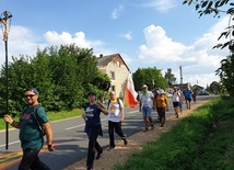 Oświęcimska delegacja za krzyżem zmierza ku Jasnej Górze.