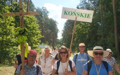 Grupa pielgrzymów z Końskich na pątniczym szlaku.