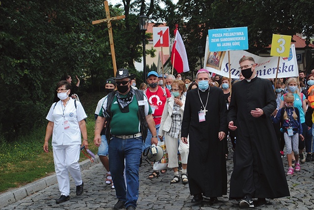 ▲	Pątników z Sandomierza wyprowadził bp Krzysztof Nitkiewicz 