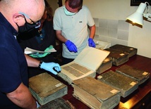 Aby zarchiwizować 11 ksiąg, trzeba wykonać ok. 6 tys. skanów. 