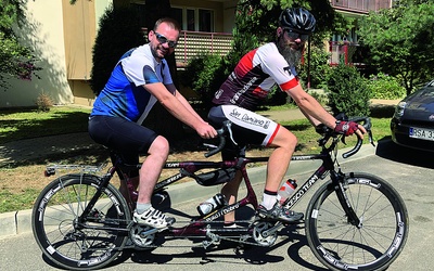 Rodzeni bracia Arkadiusz i Piotr, obydwaj zakonnicy, na dwuosobowej wersji bicykla.