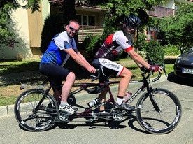 Rodzeni bracia Arkadiusz i Piotr, obydwaj zakonnicy, na dwuosobowej wersji bicykla.