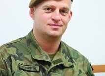 ▲	– Stwierdziłem,  że muszę zrobić kolejny krok, wstąpić do wojska – wspomina szer. Andrzej Rzeszutek.