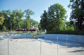 Miejsce z gotowym cokołem na osadzenie monumentu upamiętniającego błogosławionego.