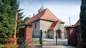 Zachowała się pierwotna konstrukcja świątyni o salowym kształcie z prostokątnym dwuprzęsłowym prezbiterium. 