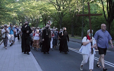 W tym roku pielgrzymi podążali do Częstochowy w jednodniowych odcinkach, z maseczkami na twarzach.