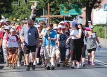 Nie 300, a 30 km przeszli pątnicy w jednym dniu sztafety, lecz bardziej niż długość drogi liczyły się ich intencje i trud.