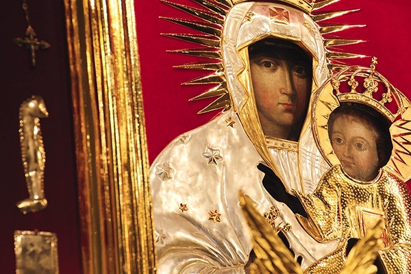 Obraz Matki Bożej z Dzieciątkiem Jezus ozdabiają sukienki, korony i liczne wota.