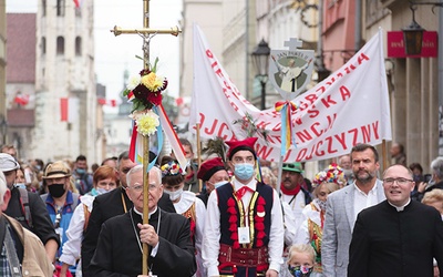 Pierwszy odcinek – z Wawelu na Rynek Główny – metropolita krakowski pokonał wraz z pielgrzymami.