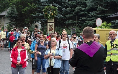 Jako pierwsi ruszyli członkowie wspólnoty VIII. Zaczęli  4 sierpnia Eucharystią w Suchej Beskidzkiej.