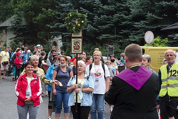 Jako pierwsi ruszyli członkowie wspólnoty VIII. Zaczęli  4 sierpnia Eucharystią w Suchej Beskidzkiej.