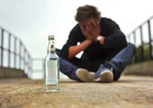 Każdego roku statystyki dotyczące spożywania alkoholu wzrastają, a po napoje wysokoprocentowe sięgają coraz młodsze osoby.