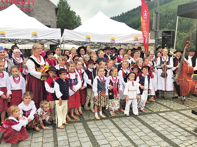 Młodym szczyrkowianom wpajana jest więź z tradycją.