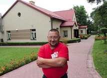 ▲	Norbert Misterek przed Domem dla Bezdomnych.