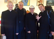 Od lewej: ks. Dawid Hamrol, bp. Włodarczyk, ks. Marcin Kościński, ks. Tomasz Wołoszynowski.