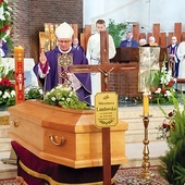 Mszy pogrzebowej przewodniczył bp Krzysztof Zadarko.