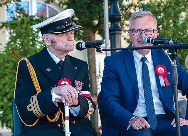 Porucznik Kuligowski ps. Wiesiek na darłowskim rynku opowiadał o swoim udziale w walkach.