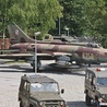 Samolot myśliwsko--bombowy SU-22 w otoczeniu specjalistycznych samochodów.