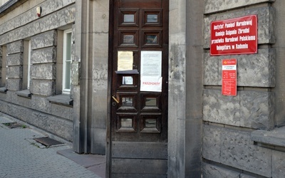 Radomska Delegatura Instytutu Pamięci Narodowej mieści się w gmachu Urzędu Miasta. Wejście od ul. Niedziałkowksiego.