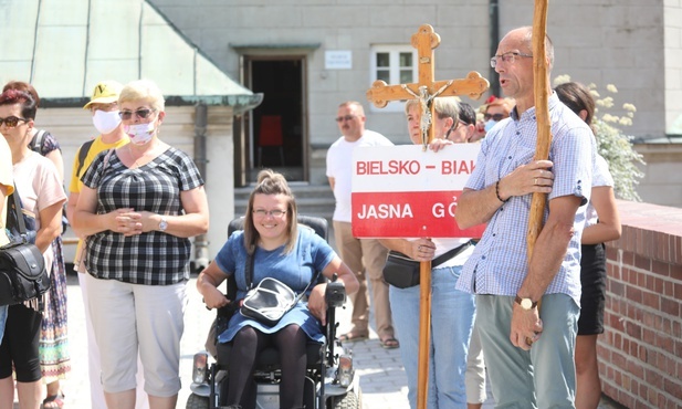 Na początku pielrzymkowej Drogi Krzyżowej na murach Jasnej Góry...