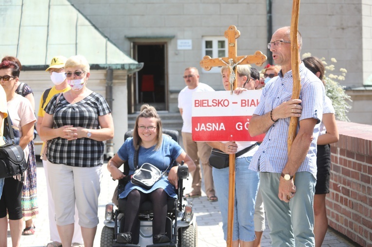 Na początku pielrzymkowej Drogi Krzyżowej na murach Jasnej Góry...