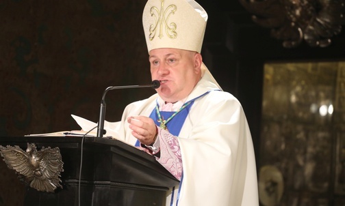 Bp Piotr Greger w homilii wzywał do naśladowania Maryi i Jej zawierzenia Chrystusowi.