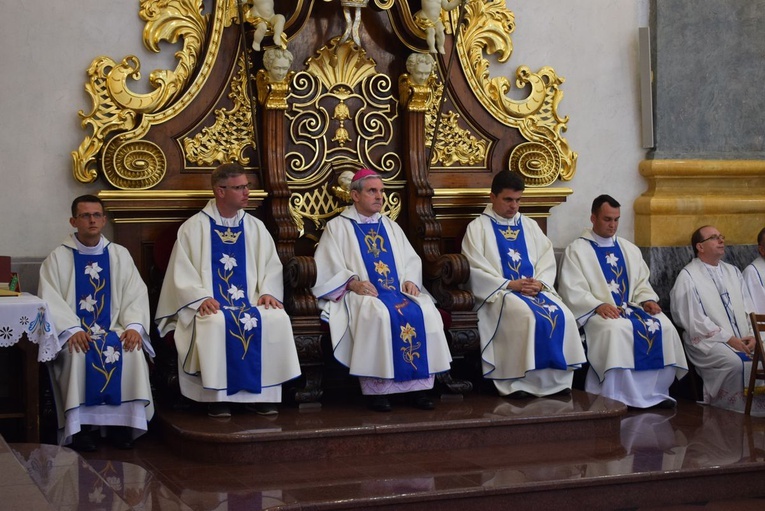 Pielgrzymi u tronu Matki 