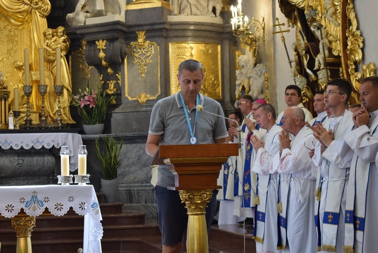 Pielgrzymi u tronu Matki 