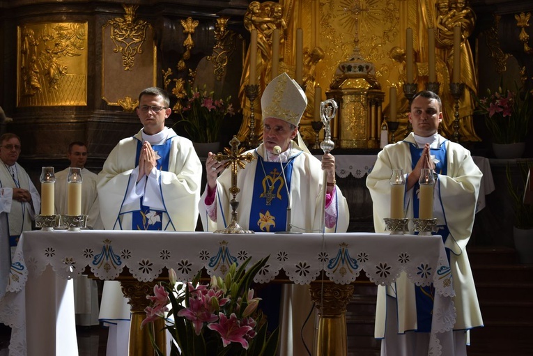 Pielgrzymi u tronu Matki 