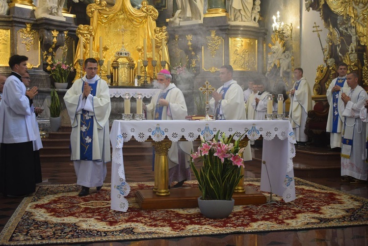 Pielgrzymi u tronu Matki 