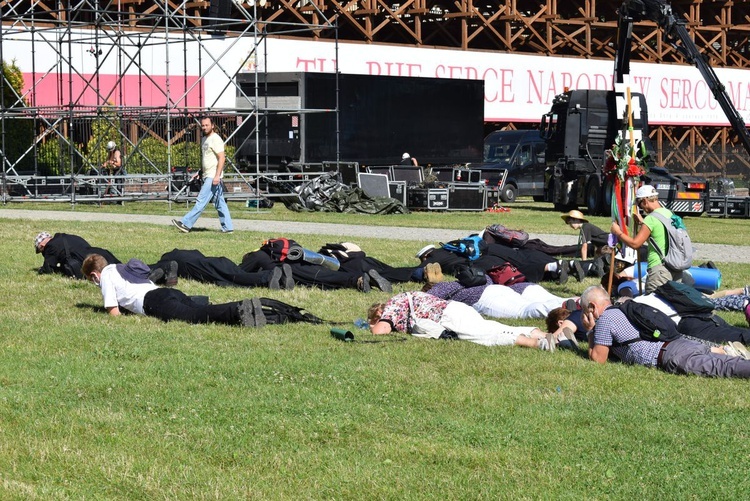 Pielgrzymi u tronu Matki 