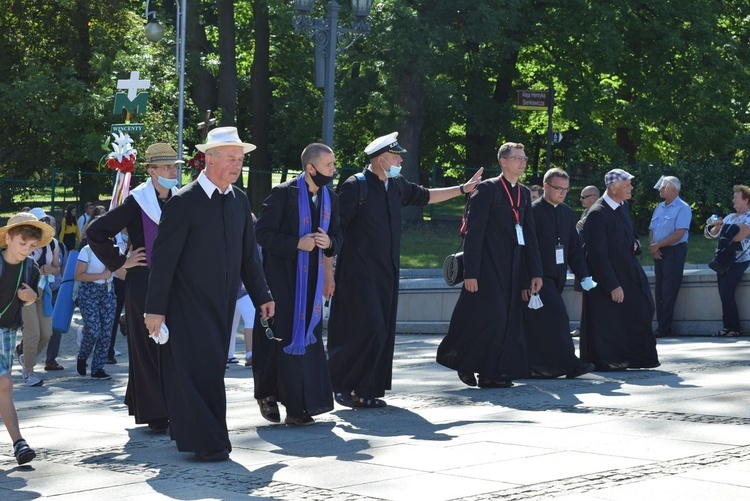 Pielgrzymi u tronu Matki 